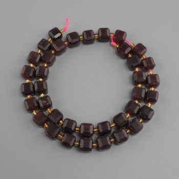 Koraliki granat fasetowany sześcian, średnica 8×8 mm± koralik 3 mm±, długość 37 cm±