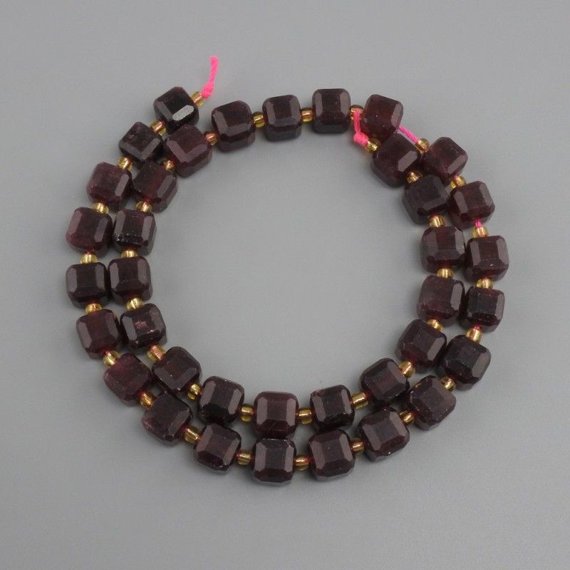 Koraliki granat fasetowany sześcian, średnica 8×8 mm± koralik 3 mm±, długość 37 cm±