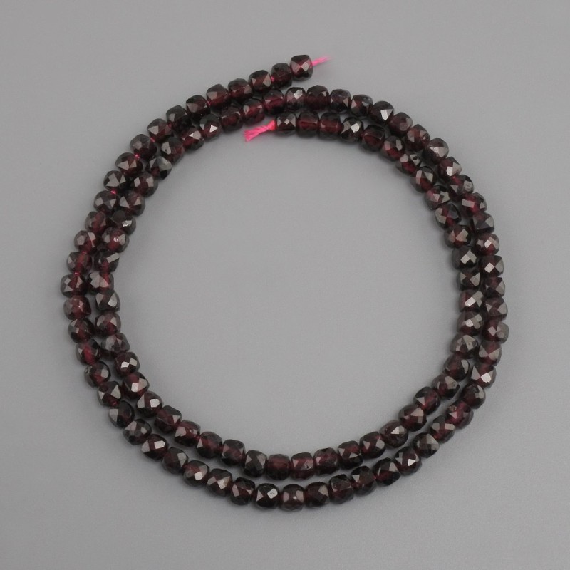Bursztynki granat naturalny kamień fasetowany sześcian, średnica 4x4 mm +/-, długość 39 cm +/-
