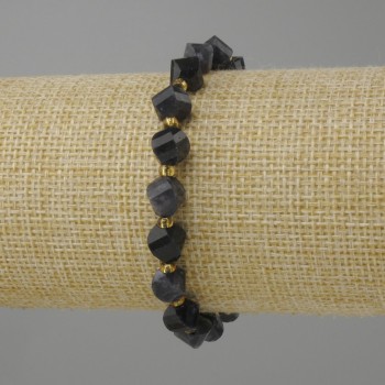 Bransoletka z iolitu fasetowany rombik, średnica 8x7 mm +- koralik 3 mm+-, długość 18 cm +- stretch