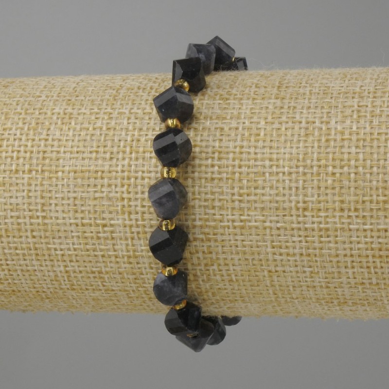 Bransoletka z iolitu fasetowany rombik, średnica 8x7 mm +- koralik 3 mm+-, długość 18 cm +- stretch