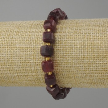 Bransoletka Granat fasetowany sześcian, średnica 8x8 mm ± koralik 3 mm ±, długość 18 cm ± na gumce (stretch)