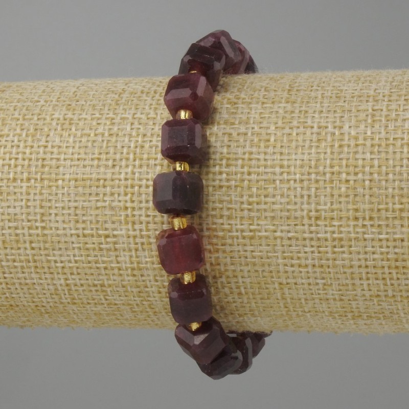 Bransoletka Granat fasetowany sześcian, średnica 8x8 mm ± koralik 3 mm ±, długość 18 cm ± na gumce (stretch)
