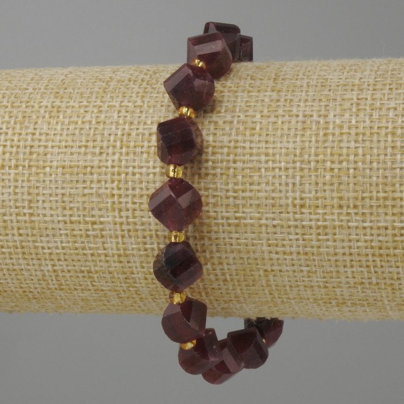 Bransoletka Turmalin Rubelit fasetowany rombik, średnica 10x8 mm+- koralik 3 mm+-, długość 18 cm +- stretch