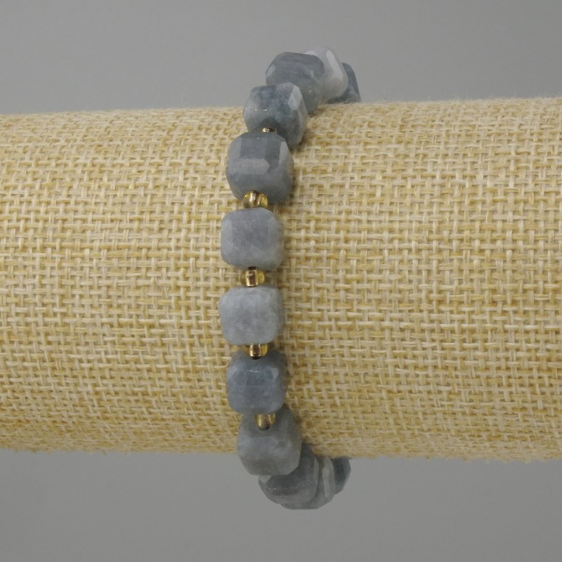 Bransoletka Akwamaryn fasetowany sześcian, średnica 8x8 mm +- koralik 3 mm +-, długość 18 cm +- typu stretch