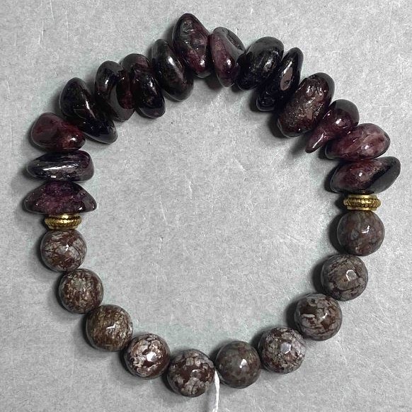 Bransoletka Kawa Jaszma szlifowana koralik, średnica 8,5 mm± Granat skruszka 12x6 mm±, długość 18 cm (stretch)