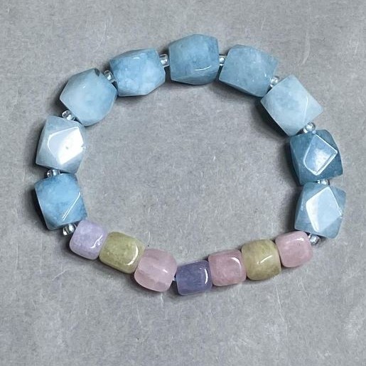 Bransoletka Akwamaryn wielościany, średnica 12x10 mm +- Morganit kostka 7,5 mm+-, długość 18 cm +- strecz
