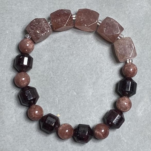Bransoletka Truskawkowy kwarc wielościany, średnica 12x10 mm ± kulka 8 mm ± Granat wielościan 11x10 mm +-, długość 18 cm ± elastyczna