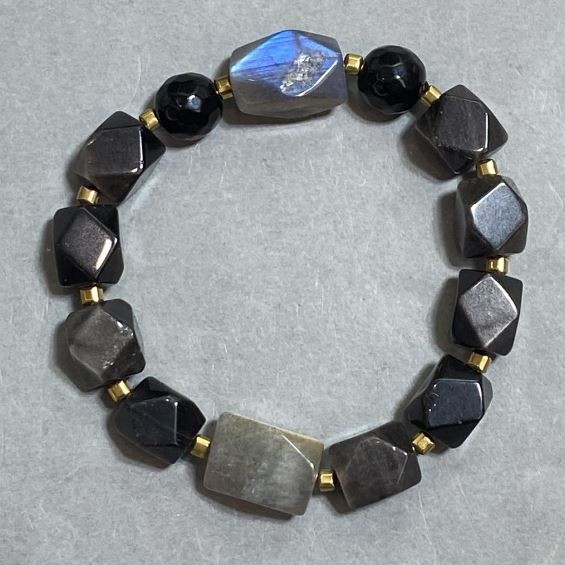 Bransoletka Labrador wielościany, średnica 16x10 mm +- srebrzysty obsydian 11x10 mm +-, długość 18 cm +- strecz