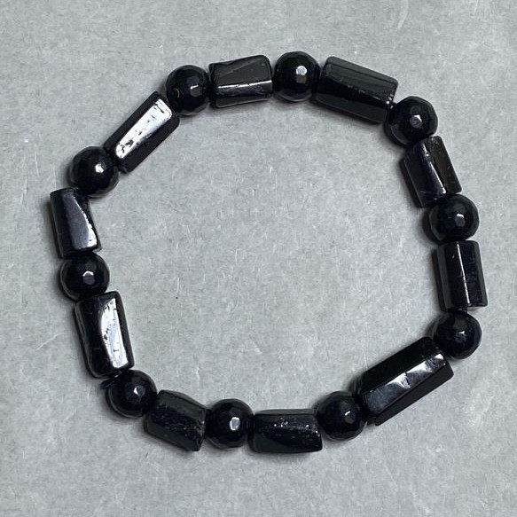 Bransoletka Turmalin Szerl, obrobione kamienie, średnica 13×7 mm +- Agat fasetowana kulka 8 mm +- , długość 18 cm +- strecz