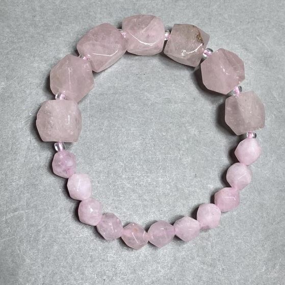 Bransoletka Różowy kwarc wielościany, średnica 12x10 mm +- 8x7 mm+-, długość 18 cm +- stretch
