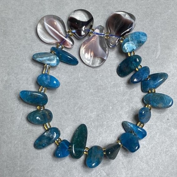 Bransoletka agat drobina motyl 12-16x6 mm+- szkło murano płatek 19x14 mm+-, długość 18 cm +- stretch