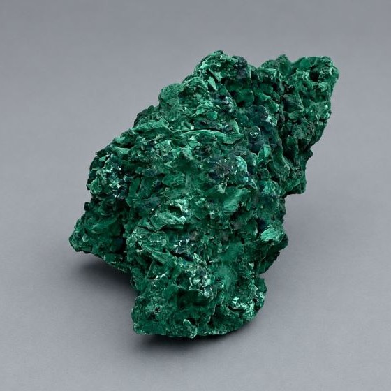 Suwenirny minerał malachit o strukturze włóknisto-promienistej, waga 521 g, 118x66x58 mm+