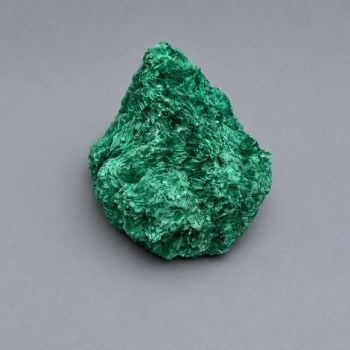 Mineral pamiątkowy malachit o strukturze włóknisto-promienistej waga 323 gramy 62x65x48mm+