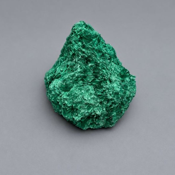 Mineral pamiątkowy malachit o strukturze włóknisto-promienistej waga 323 gramy 62x65x48mm+