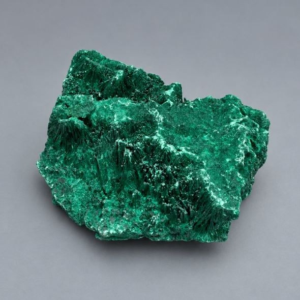 Pamiątkowy minerał malachit o strukturze włóknisto-promienistej waga 552 g 108x80x48 mm+