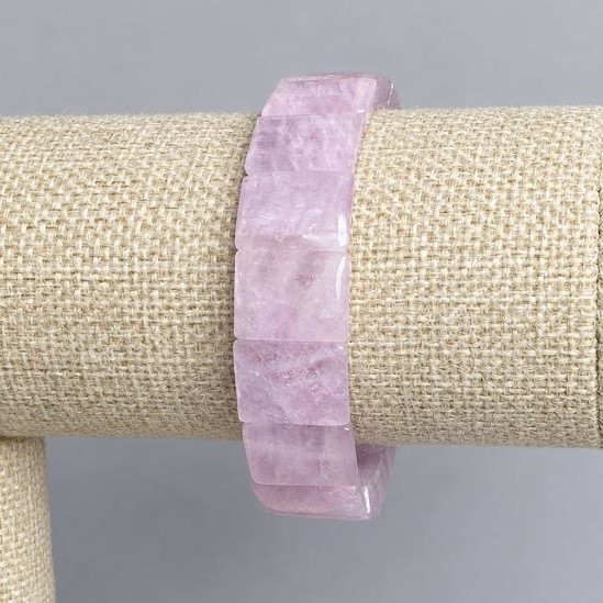 Bransoletka Kunzyt gładkie ogniwo, średnica 16×12, 5 mm±, długość 18 cm± na gumce (stretch)