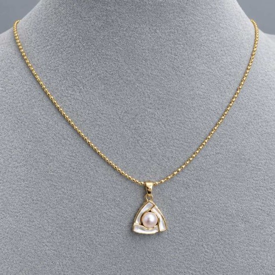 Wisiorek z masy perłowej 14x13 mm+- z perłą 6 mm+- na łańcuszku, długość 46 cm+
