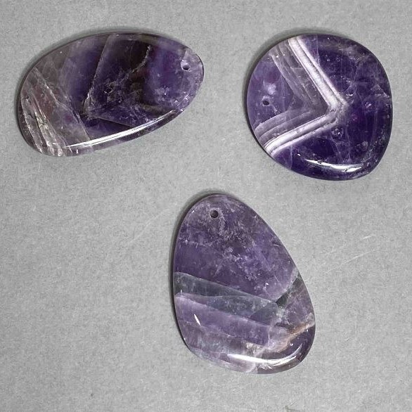 Wisiorek „Ametyst”, średnica 38-58×27-36 mm +/- asortyment rozmiarów (z naturalnymi odchyleniami)