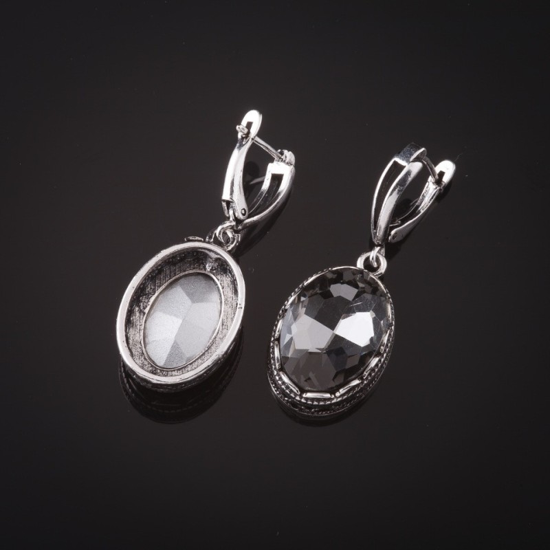 Kolczyki z szarymi kryształami w oprawie „zębka” — owalny kamień 2 × 1,6 cm, długość 4 cm
