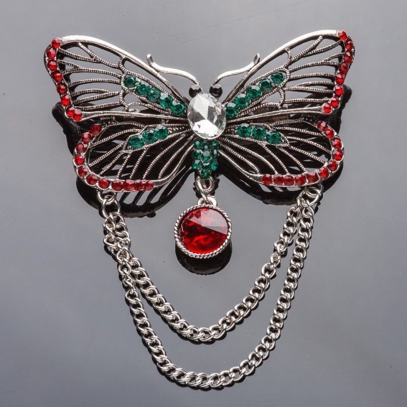Broszka z łańcuszkiem – Motyl z czerwonymi i zielonymi strassami, 6,5×3,5 cm