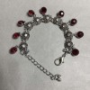Bransoletka z czerwonymi kryształami i zawieszkami, długość 18–23 cm, kolor metalu 'srebro'