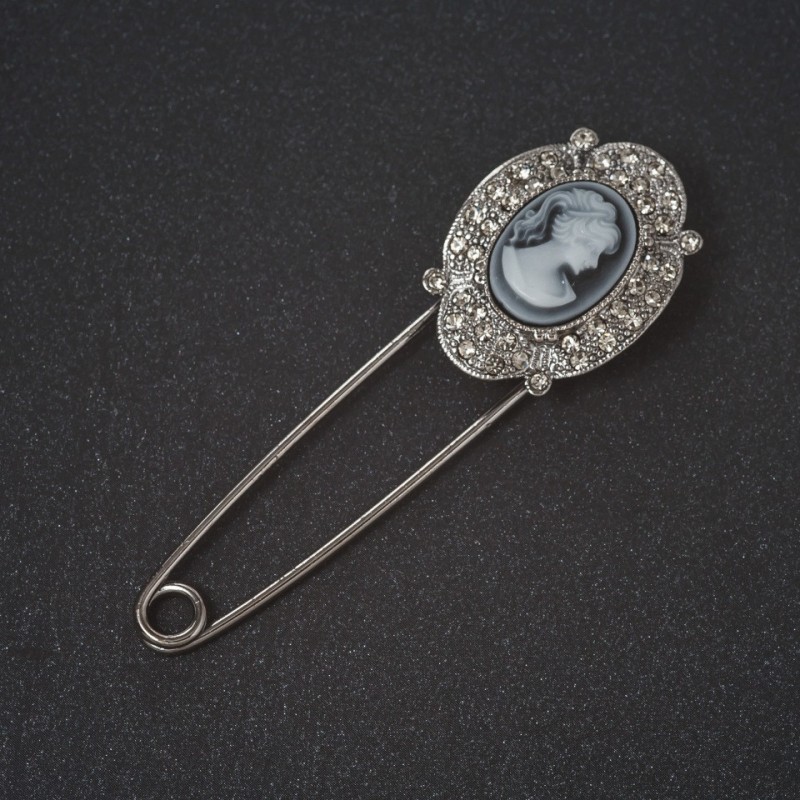 broszka-spinka z kamee w srebrzystej ramce z kryształkami, kolor metalu „srebro”, 8 cm