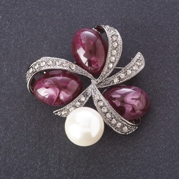 Broszka burgundowe kaboszony w wstążce z perłą sztuczną o średnicy około 4,5 cm, kolor metalu: srebro