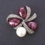 Broszka burgundowe kaboszony w wstążce z perłą sztuczną o średnicy około 4,5 cm, kolor metalu: srebro