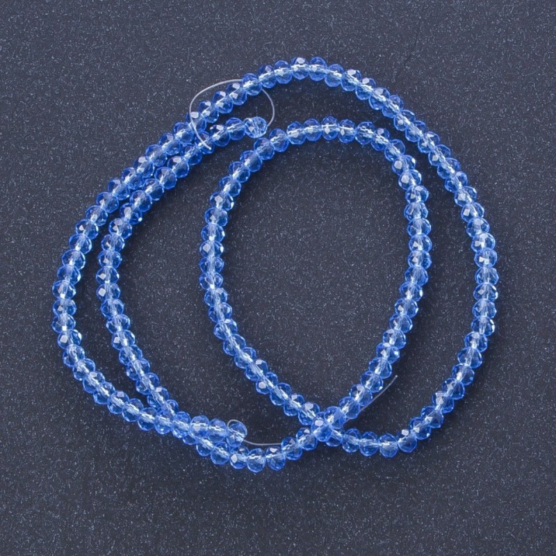 Koraliki z czeskiego kryształu, przezroczysty kolor błękitny-chabrowy, długość 37 cm, średnica 3–4 mm