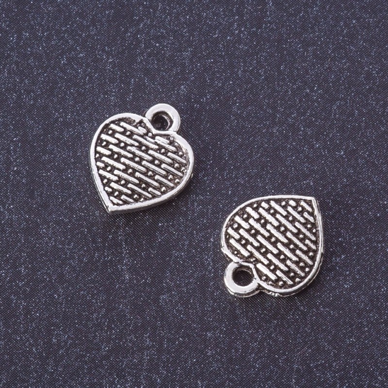 Okucia – serce płaskie, zawieszka w kolorze metalu „srebro”, o wymiarach 13×11 mm, fason 20 g ± 23 szt.
