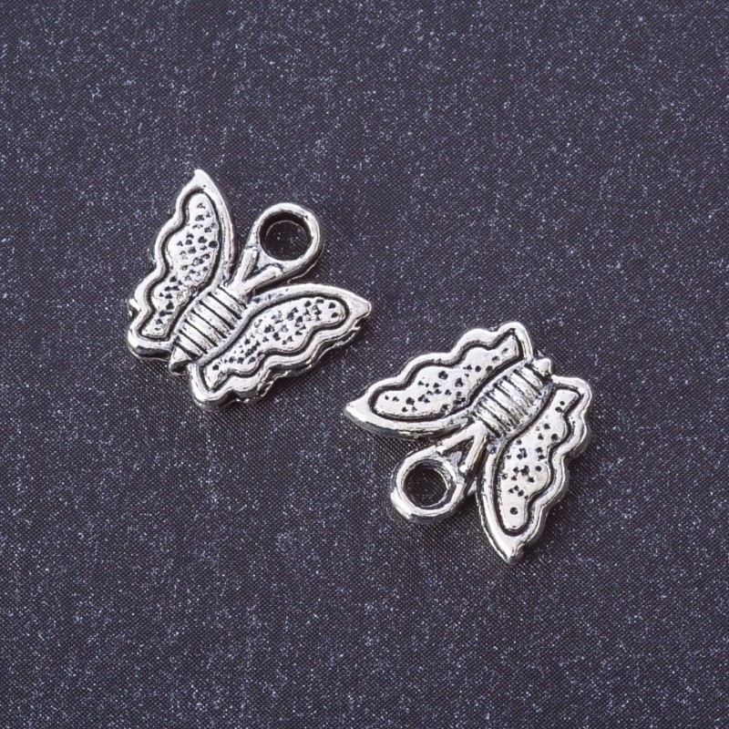 Zawieszka motyl – kolor metalu: srebro, o wymiarach 13×13 mm, masa 20 g, opakowanie ±20 szt.