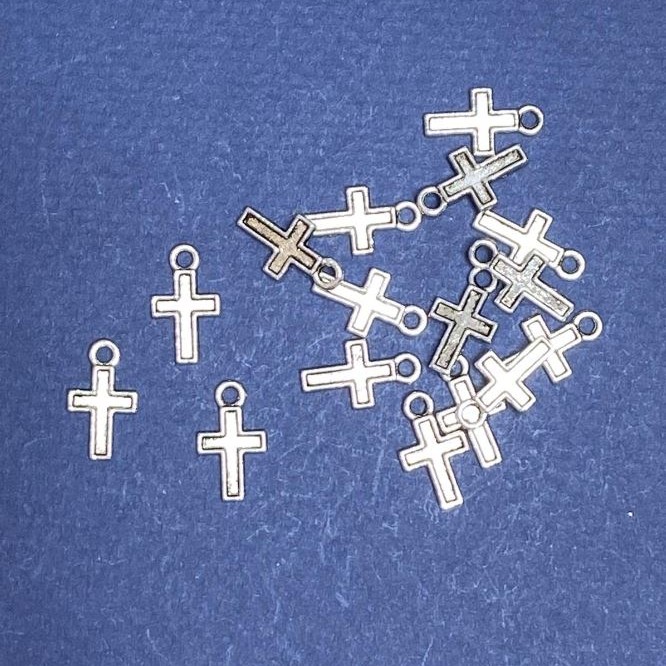 Zawieszka krzyżyk metalowy srebrzysty 14 × 8 mm