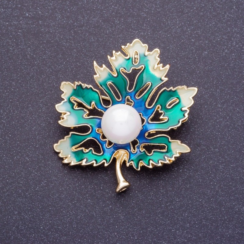 Broszka «Liść klonu» 4×3,5 cm, emalia, kolor metalu: złoto