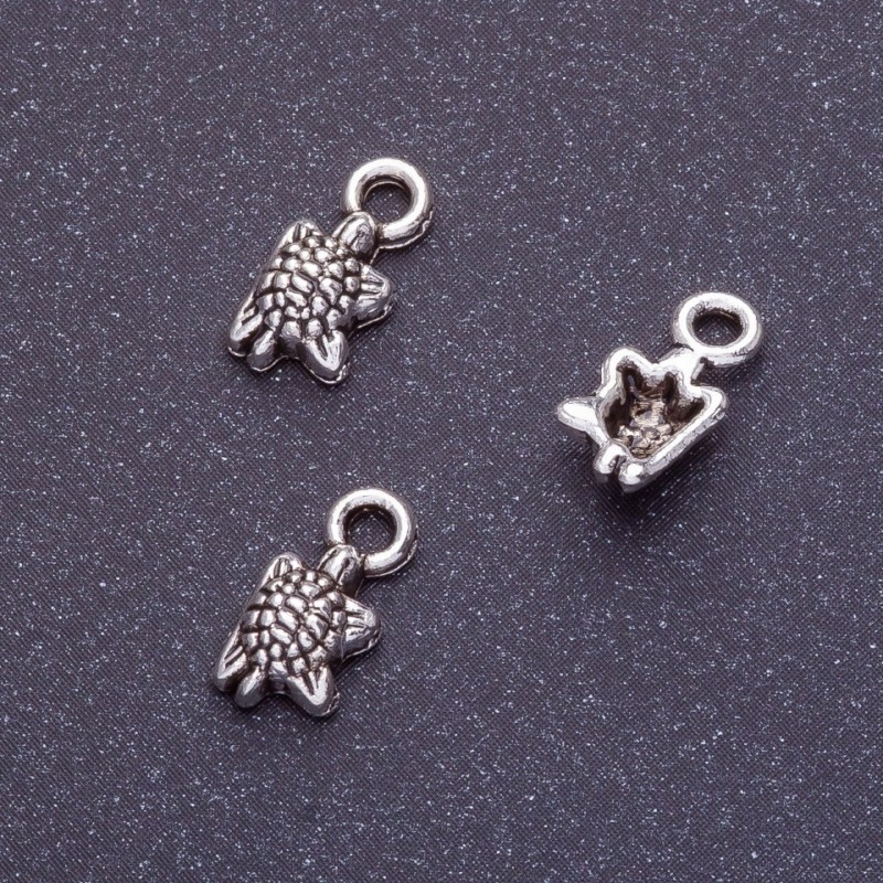 Zawieszka – żółw morski, rozmiar 11×5 mm, średnica otworu 1,5 mm, kolor srebrny, wykończenie srebrne, masa 20 g, +/-62 szt.
