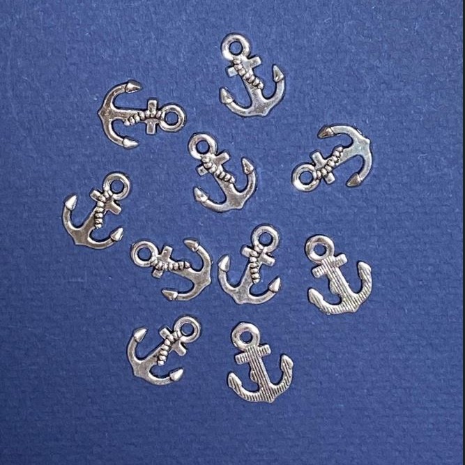 Zawieszka w kształcie kotwicy, długość 17×13 mm, otwór 1,5 mm, opakowanie 20 g + 5 szt.