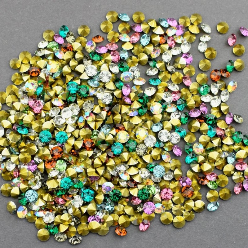 Kolorowe kryształki strassowe nr 16–20, średnica 3,8–4,5 mm, opakowanie 10 g (+/-)
