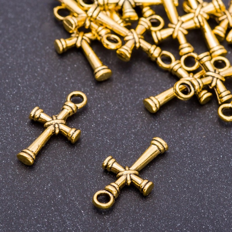 Zawieszka Krzyż w kolorze starego złota, średnica 11 mm, długość 20 mm, otwór 3 mm, opakowanie 20 g ± 23 szt.