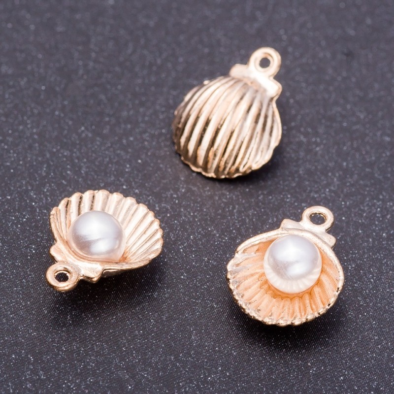 Zawieszka – muszelka z perłą w kolorze jasnego złota, średnica 12 mm, długość 15 mm, 7 szt.
