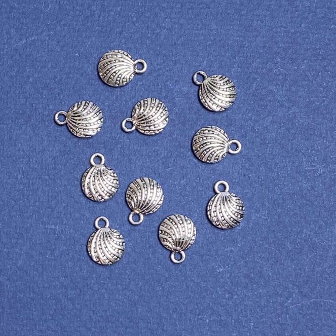 Okucia – zawieszka w kształcie muszli 10×13 mm, opakowanie 20 g, ±20 szt.