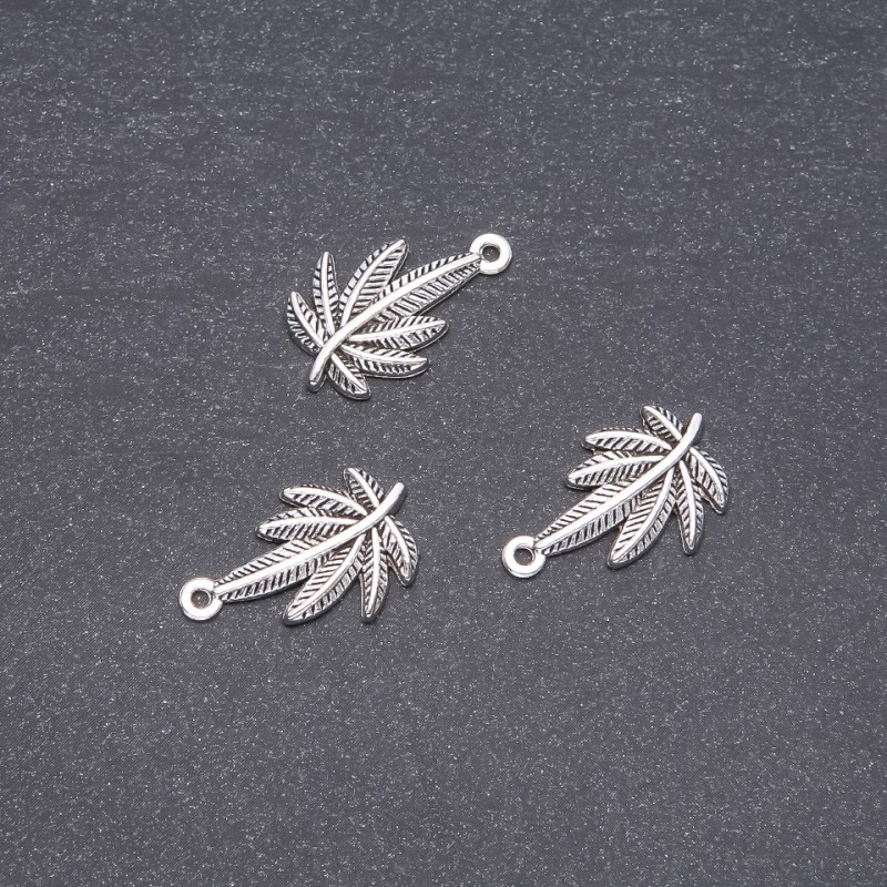 Zawieszka Liść konopi 15×23 mm, opakowanie 20 g, +/- 10 szt.
