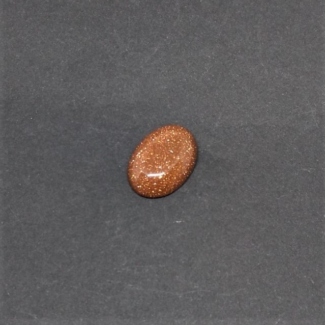 Kaboszon z naturalnego kamienia awenturynu „złoty piasek” (prasowany) 20×15 mm