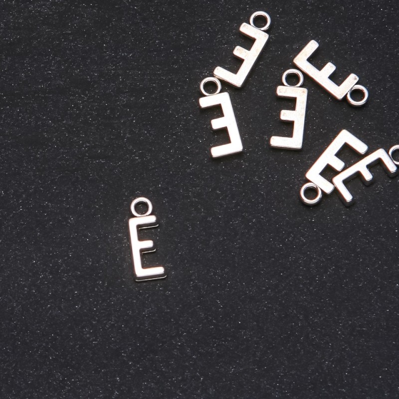 Zawieszka biżuteryjna w kształcie litery 'E', 17×7 mm, opakowanie 20 g (+/- 30 szt.)
