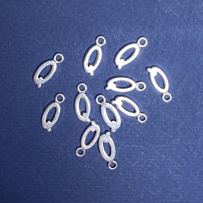 Zawieszka do biżuterii w kształcie litery „Q”, 17×7 mm, opakowanie 20 g (+/- 24 szt.)