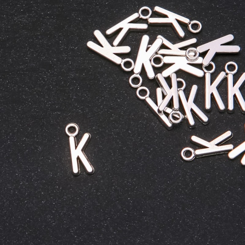 Wisiorek w kształcie litery K, 17×7 mm, opakowanie 20 g (± 25 szt.)