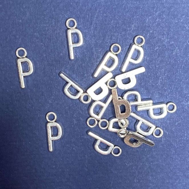 Zawieszka litera „P” 17×7 mm, opakowanie 20 g (około 30 szt.)