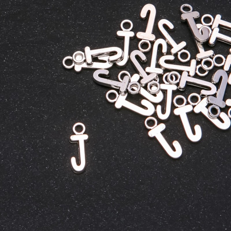 Zawieszka litera J, 17×7 mm, opakowanie 20 g (+- 30 szt.)
