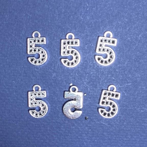 Zawieszka cyfra pięć, 18×10 mm, opakowanie 20 g ±14 sztuk