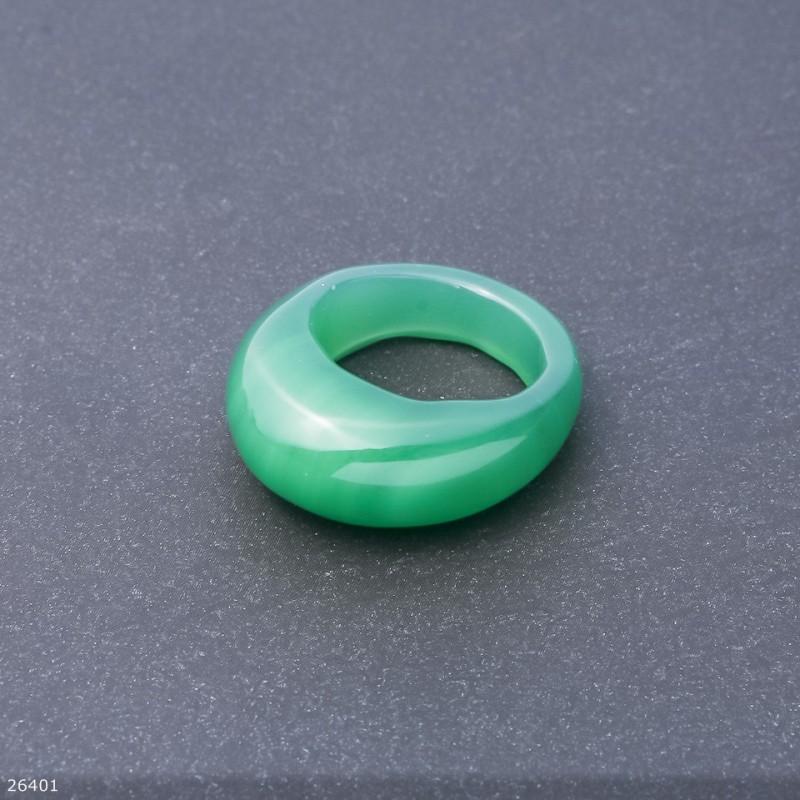 Pierścionek z naturalnego agatu jasnozielonego, wysokość 6,5-15 mm, szerokość 4-8 mm, średnica 19,20 mm