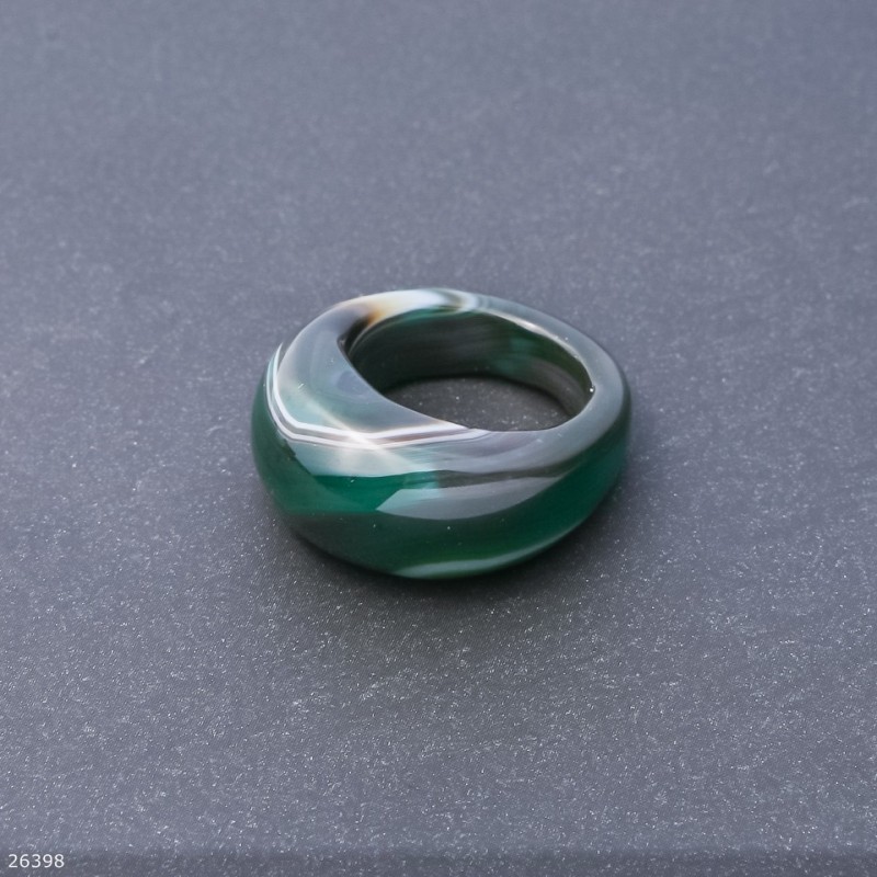 Pierścionek z naturalnego kamienia agat zielony, wysokość 6,5–15 mm, szerokość 4–8 mm, średnica 19 mm